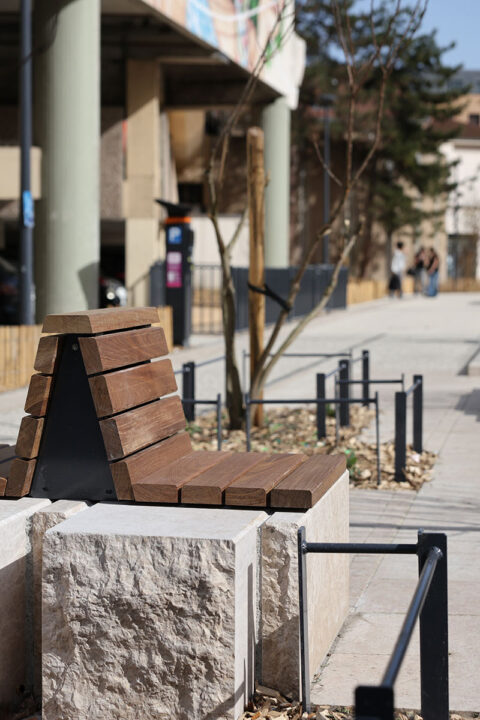 Urbencea-Réinventons-nos-espaces-de-vie-amenagement-place-boulevard-bourgoin-jallieu-assise-bois-acier-pierre-durabilite-materiaux