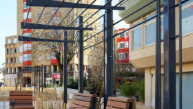 Urbencea-Réinventons-nos-espaces-de-vie-boulevard-bourgoin-jallieu-assise-bois-acier-pergola
