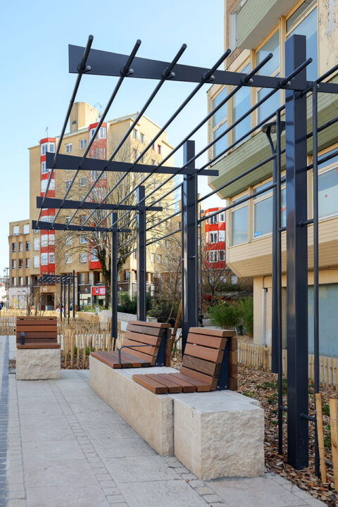 Urbencea-Réinventons-nos-espaces-de-vie-boulevard-bourgoin-jallieu-assise-bois-acier-pergola