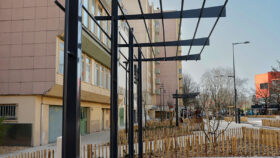 Urbencea-Réinventons-nos-espaces-de-vie-boulevard-bourgoin-jallieu-assise-bois-acier-pergola-ombriere