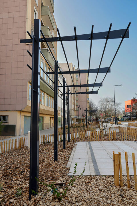 Urbencea-Réinventons-nos-espaces-de-vie-boulevard-bourgoin-jallieu-assise-bois-acier-pergola-ombriere