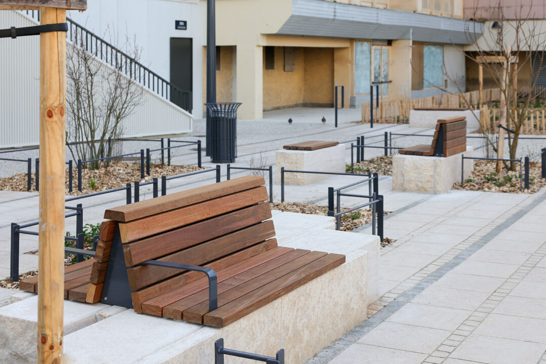 Urbencea-Réinventons-nos-espaces-de-vie-bourgoin-jallieu-assise-bois-acier-pergola-lisse-basse