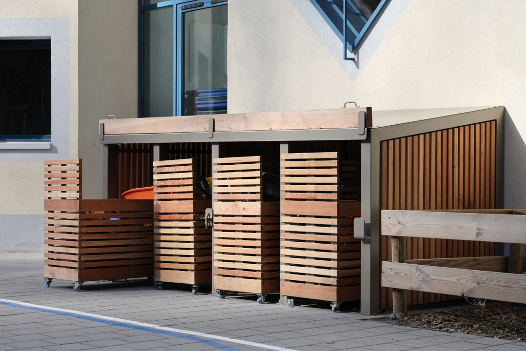 Urbencea-Réinventons-nos-espaces-de-vie-ecole-chatillon-sur-cluze-abris-rangement-bois-acier-ouvert