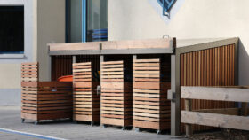 Urbencea-Réinventons-nos-espaces-de-vie-ecole-chatillon-sur-cluze-abris-rangement-bois-acier-ouvert