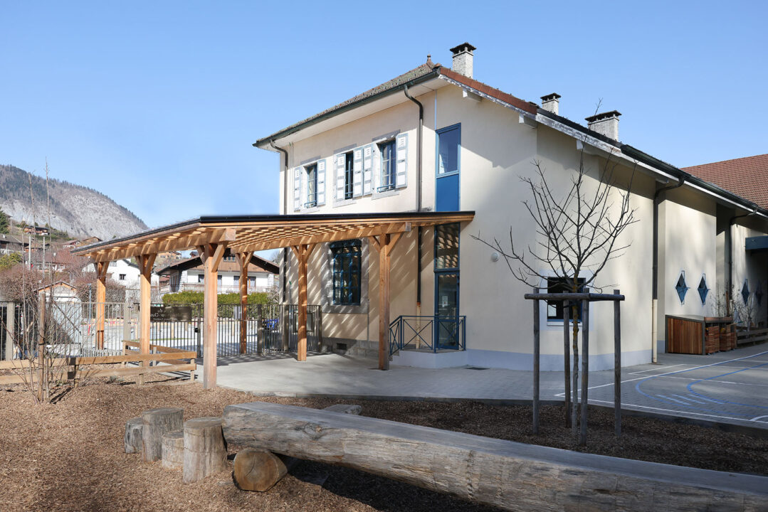 Urbencea-Réinventons-nos-espaces-de-vie-ecole-chatillon-sur-cluze-cloture-abris-rangement-bois-acier-cours-ecole