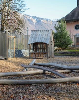 Urbencea-Réinventons-nos-espaces-de-vie-ecole-chatillon-sur-cluze-cloture-abris-rangement-bois-acier-cours-ecole-espace-public-aire-de-jeux