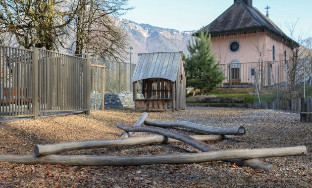 Urbencea-Réinventons-nos-espaces-de-vie-ecole-chatillon-sur-cluze-cloture-abris-rangement-bois-acier-cours-ecole-espace-public-aire-de-jeux