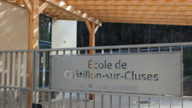 Urbencea-Réinventons-nos-espaces-de-vie-ecole-chatillon-sur-cluze-portail-decoupe-laser