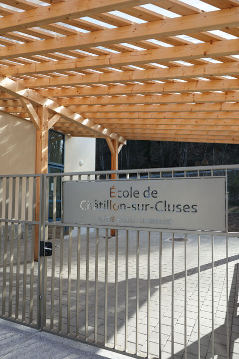 Urbencea-Réinventons-nos-espaces-de-vie-ecole-chatillon-sur-cluze-portail-decoupe-laser
