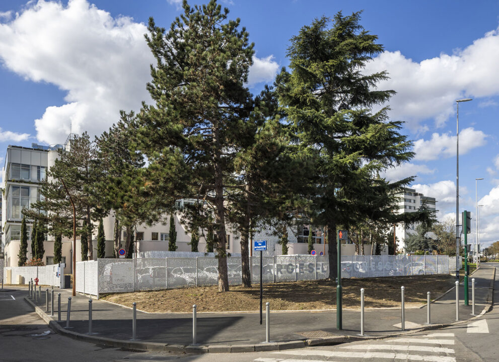 Urbencea-Réinventons-nos-espaces-de-vie-garge-les-gonesses-hotel-de-ville-cloture-portail-parking-mairie-identite-urbaine