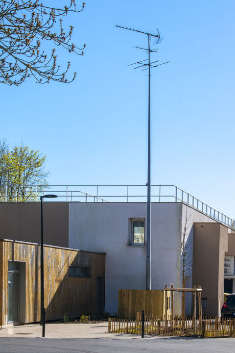 Urbencea-Réinventons-nos-espaces-de-vie-résidence-stravinsky-guyancourt-habillage-antenne-bois-acier