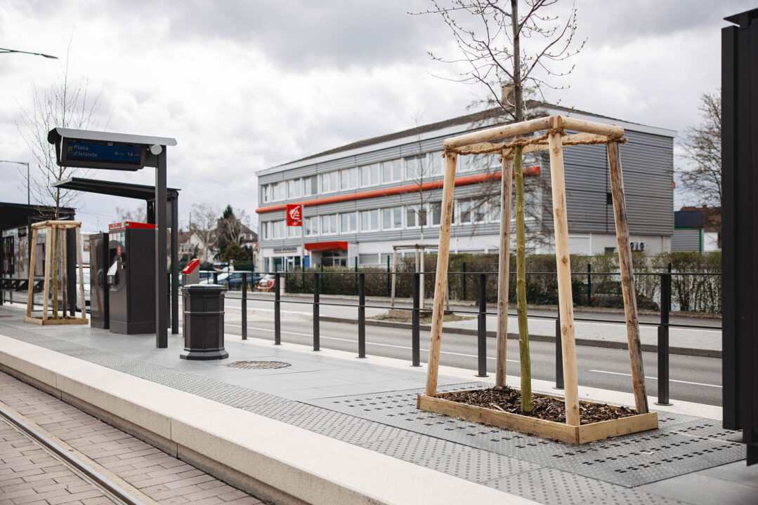 Urbencea-Réinventons-nos-espaces-de-vie-station-tramway-strasbourt-amenagement-urbain-gardes-corps-grilles-arbres-ouvrage-metallique-espace-vert
