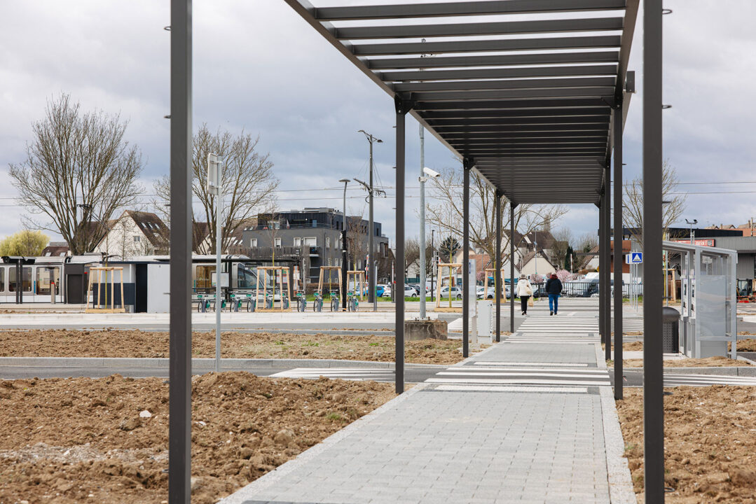Urbencea-Réinventons-nos-espaces-de-vie-station-tramway-strasbourt-amenagement-urbain-pergola-ombriere-abri-voyageurst