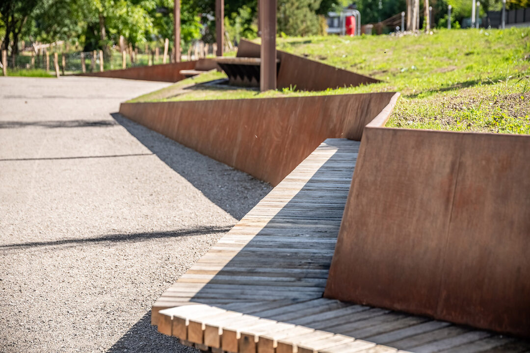 Urbencea-reinventons-nos-espaces-de-vie-Ville-Gaillard-Parc-Kamouraska-banc-assise-bois-acier-corten.