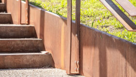 Urbencea-reinventons-nos-espaces-de-vie-Ville-Gaillard-Parc-Kamouraska-escalier-main-courante-acier-corten
