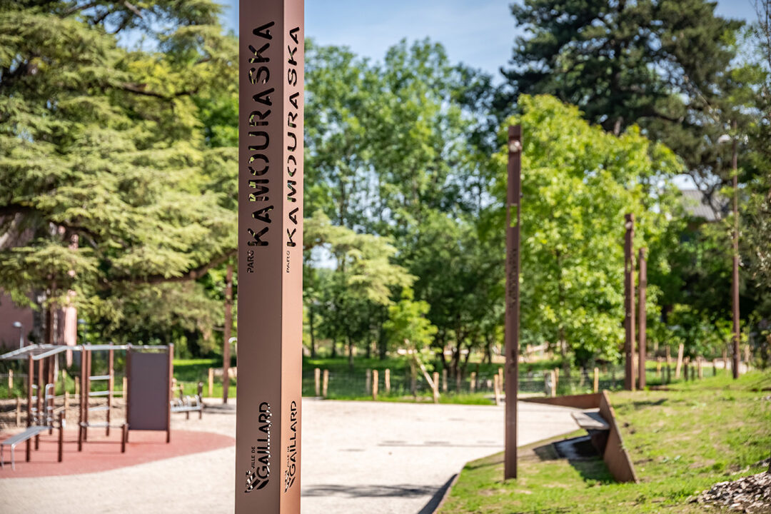 Urbencea-reinventons-nos-espaces-de-vie-Ville-Gaillard-Parc-Kamouraska-signalisation-acier-corten-zoom