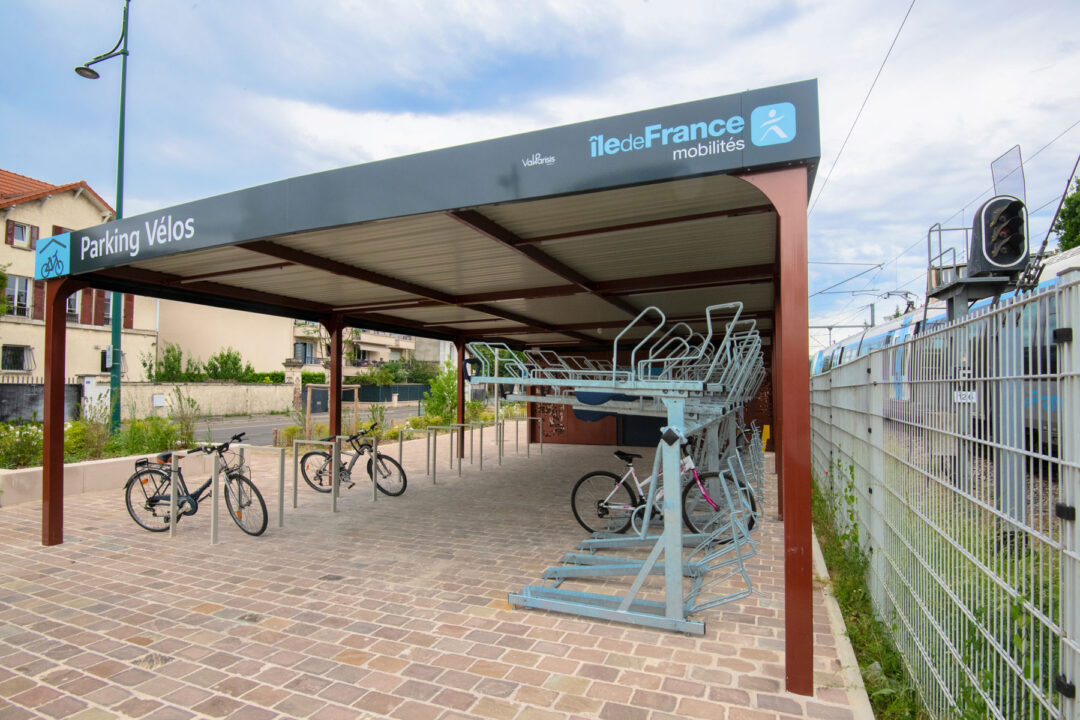 Urbencea-reinventons-nos-espaces-de-vie-mobilite-abris-velos-gare-de-sannois-arceau-velos-rack-velos-stationnement