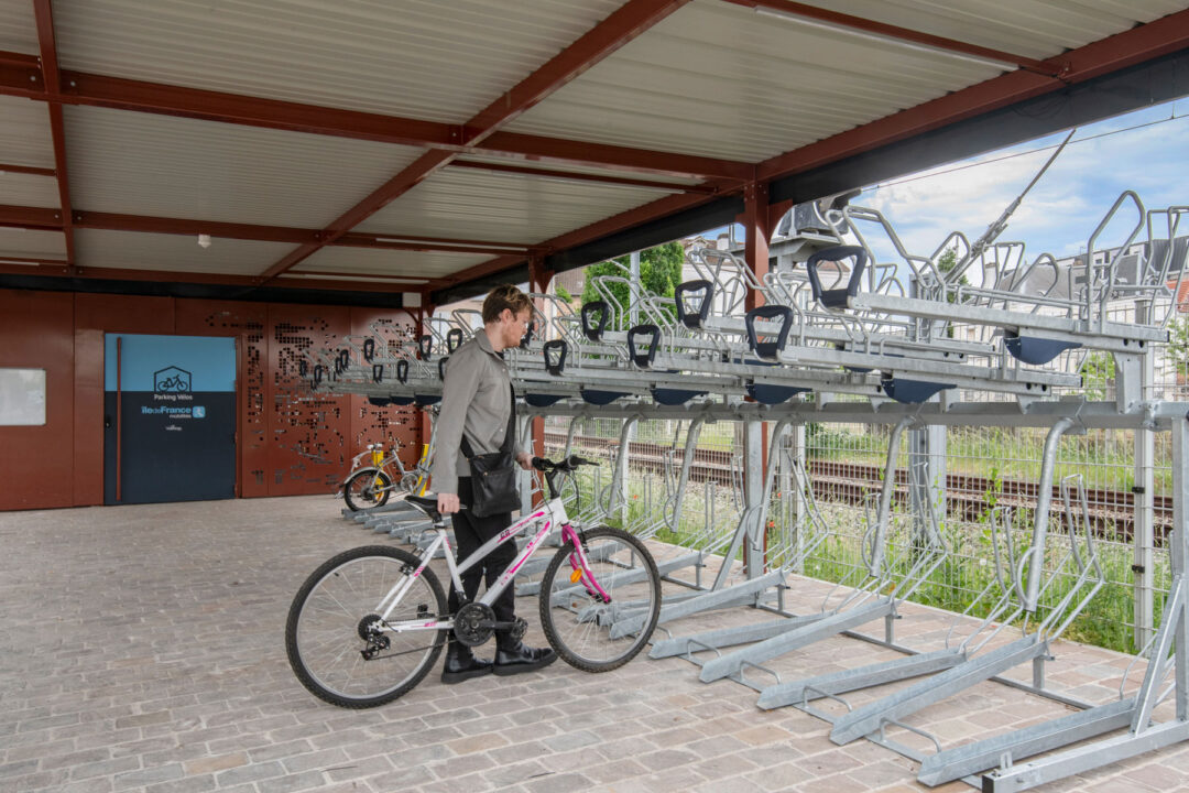 Urbencea-reinventons-nos-espaces-de-vie-mobilite-abris-velos-gare-de-sannois-arceau-velos-rack-velos-stationnement-abri-couvert