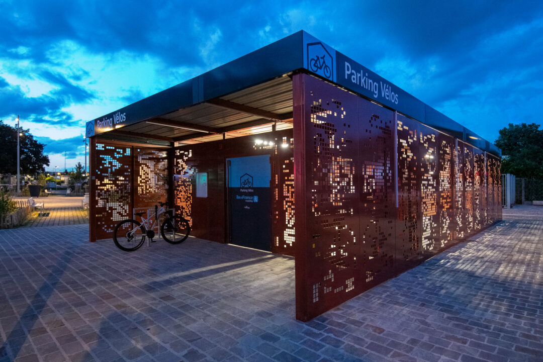 Urbencea-reinventons-nos-espaces-de-vie-mobilite-abris-velos-gare-de-sannois-eclairage-nuit