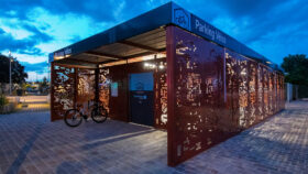 Urbencea-reinventons-nos-espaces-de-vie-mobilite-abris-velos-gare-de-sannois-eclairage-nuit