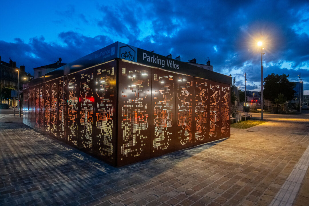 Urbencea-reinventons-nos-espaces-de-vie-mobilite-abris-velos-gare-de-sannois-eclairage-nuit-parking