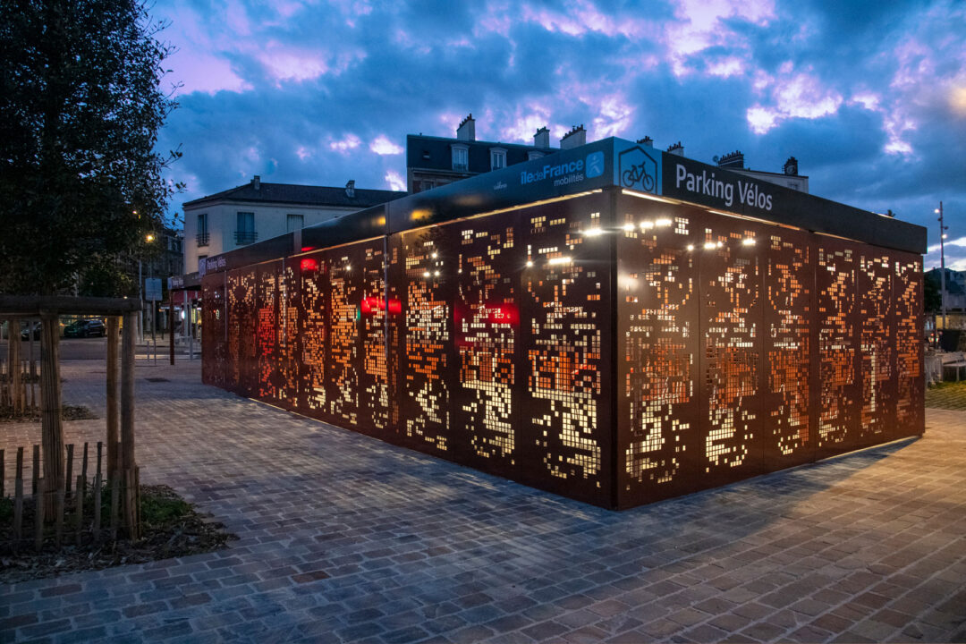 Urbencea-reinventons-nos-espaces-de-vie-mobilite-abris-velos-gare-de-sannois-eclairage-nuit-securite