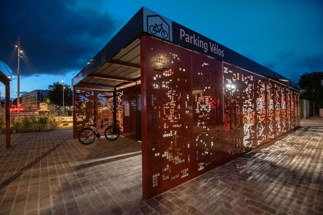 Urbencea-reinventons-nos-espaces-de-vie-mobilite-abris-velos-gare-de-sannois-eclairage-nuit-securite-mobilier-urbain