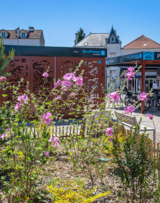 Urbencea-reinventons-nos-espaces-de-vie-mobilite-abris-velos-gare-de-sannois-espace-paysager