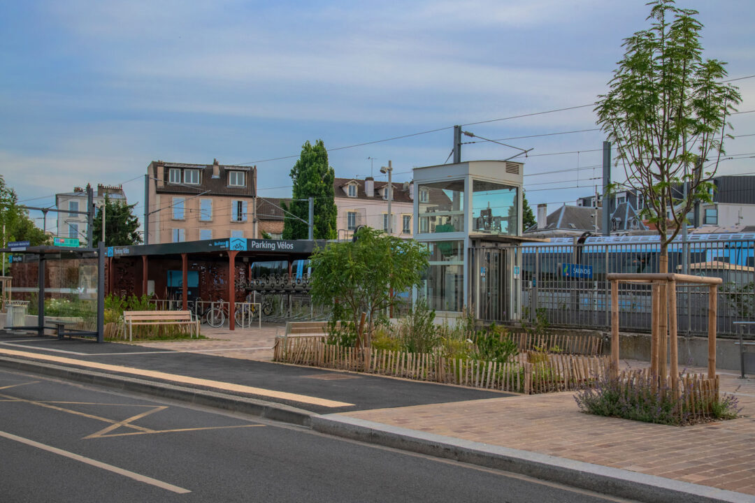 Urbencea-reinventons-nos-espaces-de-vie-mobilite-abris-velos-gare-de-sannois-espace-paysager-public-train