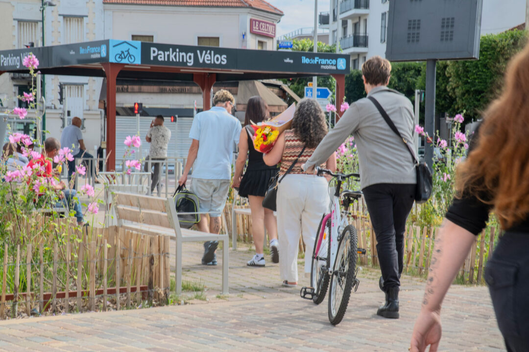 Urbencea-reinventons-nos-espaces-de-vie-mobilite-douce-abris-velos-gare-de-sannois-arceau-velos