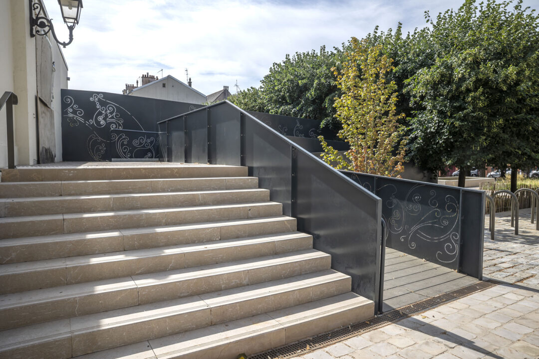 urbencea-reinventons-noes-espaces-de-vie-hotel-de-ville-suresne-passerelle-acces--pmr-ombre-lumiere-tole-perforée-design-histoire-patrimoine-modernite