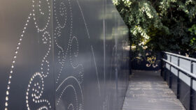 urbencea-reinventons-noes-espaces-de-vie-hotel-de-ville-suresne-passerelle-pmr-ombre-lumiere-tole-perforée-design