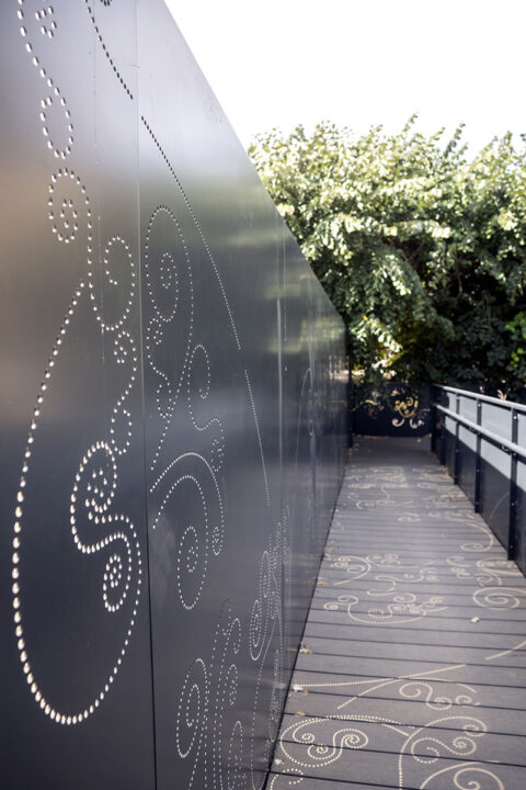 urbencea-reinventons-noes-espaces-de-vie-hotel-de-ville-suresne-passerelle-pmr-ombre-lumiere-tole-perforée-design