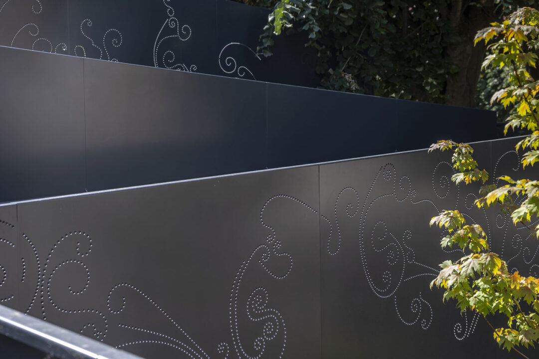 urbencea-reinventons-noes-espaces-de-vie-hotel-de-ville-suresne-passerelle-pmr-ombre-lumiere-tole-perforée-design-graphisme
