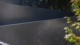 urbencea-reinventons-noes-espaces-de-vie-hotel-de-ville-suresne-passerelle-pmr-ombre-lumiere-tole-perforée-design-graphisme