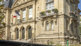 urbencea-reinventons-noes-espaces-de-vie-hotel-de-ville-suresne-passerelle-pmr-ombre-lumiere-tole-perforée-design-histoire-patrimoine-modernite