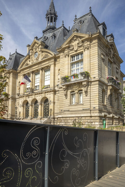 urbencea-reinventons-noes-espaces-de-vie-hotel-de-ville-suresne-passerelle-pmr-ombre-lumiere-tole-perforée-design-histoire-patrimoine-modernite