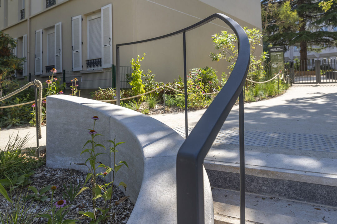 urbencea-reinventons-noes-espaces-de-vie-parc-schuman-montrouge-main-courante-courbe