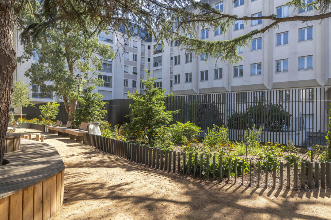 urbencea-reinventons-noes-espaces-de-vie-parc-schuman-montrouge-naturalisation-vegetalisation-espaces-publics-cloture-acier-delimitation-espaces