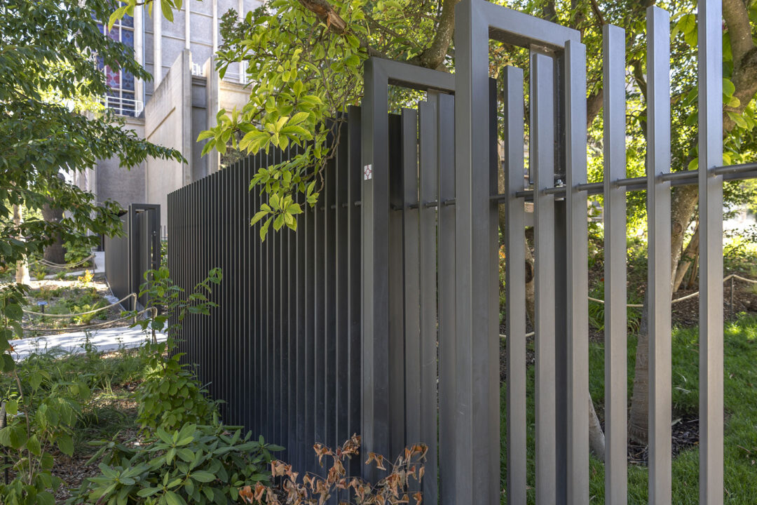 urbencea-reinventons-noes-espaces-de-vie-parc-schuman-montrouge-naturalisation-vegetalisation-espaces-publics-entree-parc-cloture-acier-securite