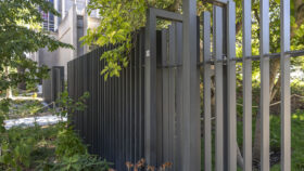 urbencea-reinventons-noes-espaces-de-vie-parc-schuman-montrouge-naturalisation-vegetalisation-espaces-publics-entree-parc-cloture-acier-securite