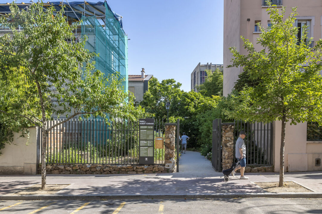 urbencea-reinventons-noes-espaces-de-vie-parc-schuman-montrouge-naturalisation-vegetalisation-espaces-publics-entree-parc-portail-cloture-acier-securite
