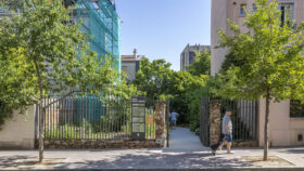 urbencea-reinventons-noes-espaces-de-vie-parc-schuman-montrouge-naturalisation-vegetalisation-espaces-publics-entree-parc-portail-cloture-acier-securite