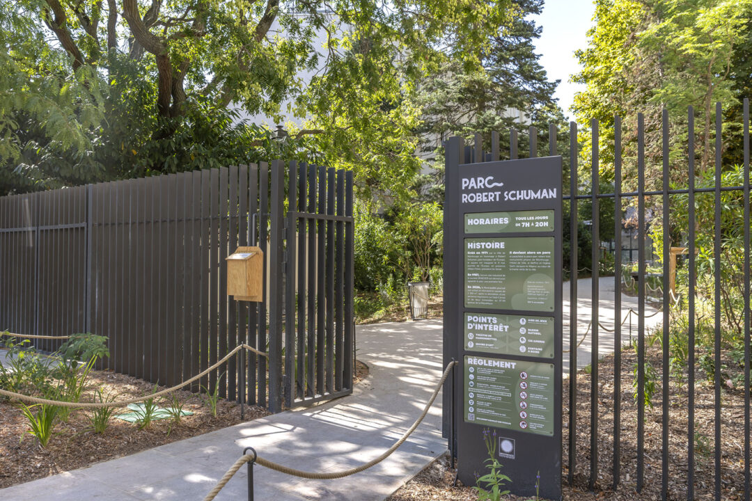 urbencea-reinventons-noes-espaces-de-vie-parc-schuman-montrouge-naturalisation-vegetalisation-espaces-publicsentree-parc-portail-panneau-signaletique