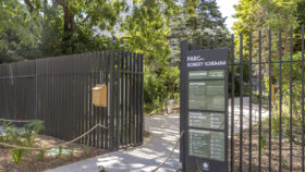 urbencea-reinventons-noes-espaces-de-vie-parc-schuman-montrouge-naturalisation-vegetalisation-espaces-publicsentree-parc-portail-panneau-signaletique