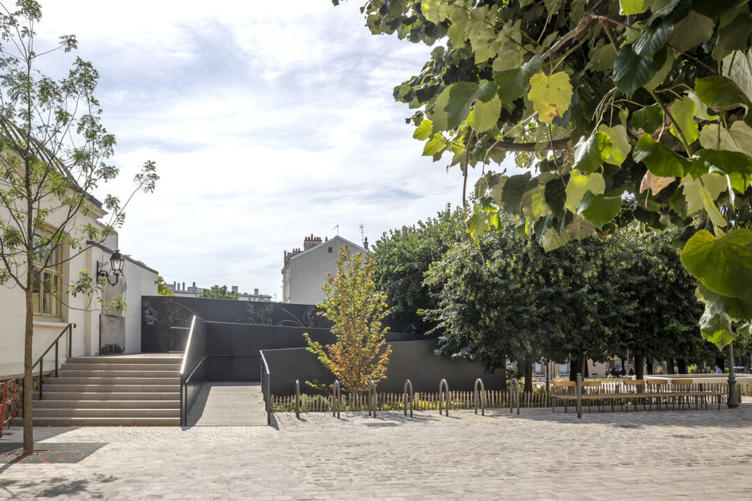 urbencea-reinventons-noes-espaces-de-vie-place--hotel-de-ville-suresne-passerelle-pmr-ombre-lumiere-tole-perforée-design-histoire-patrimoine-modernite
