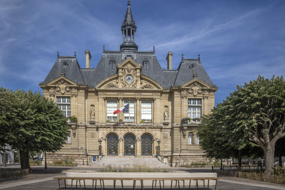 urbencea-reinventons-noes-espaces-de-vie-place--hotel-de-ville-suresne-place-jardin-histoire-mairie