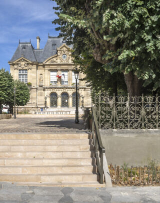urbencea-reinventons-noes-espaces-de-vie-place--hotel-de-ville-suresne-place-jardin-histoire-mairie-assise-valorisation-garde-corp-historique-main-courante-acces