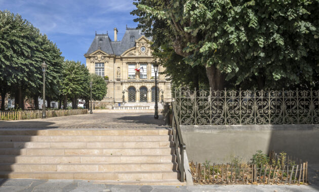 urbencea-reinventons-noes-espaces-de-vie-place--hotel-de-ville-suresne-place-jardin-histoire-mairie-assise-valorisation-garde-corp-historique-main-courante-acces
